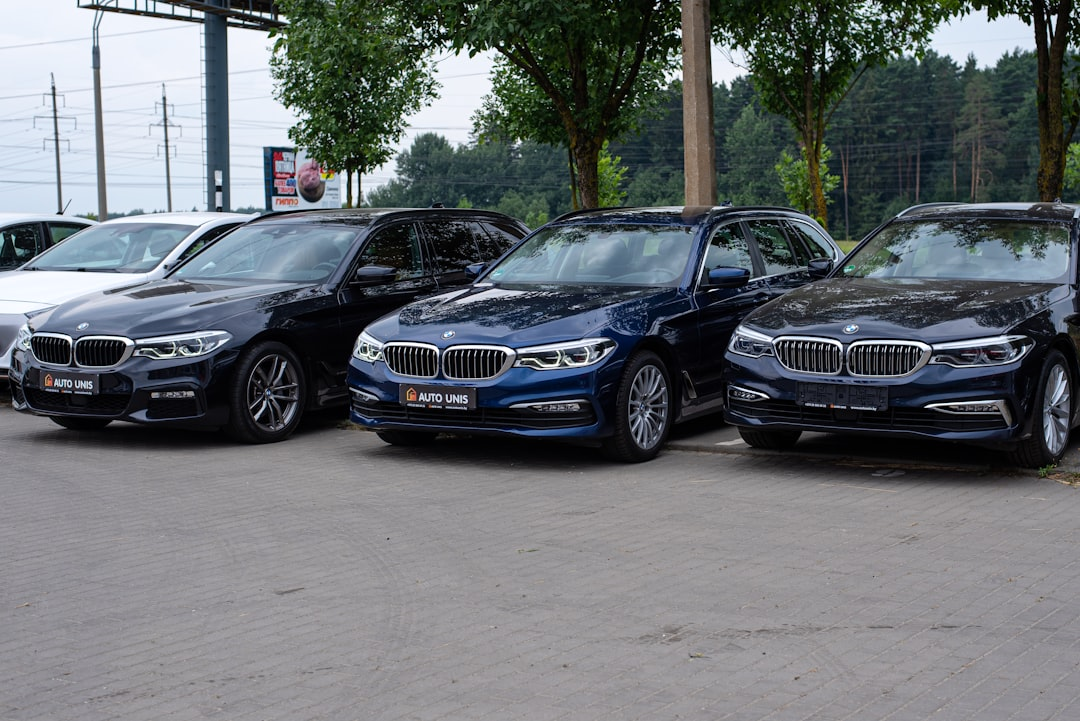 Luxusauto in einem modernen Showroom